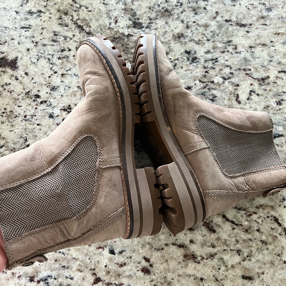 Timberland Tan Ankle Boots with Durable Sole - Picture 5 of 7